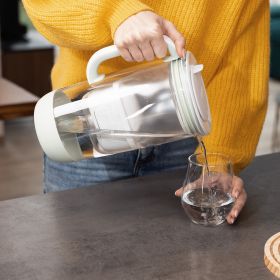 Ein Wasserglas wird mit dem grünen Tischwasserfilter Glas befüllt