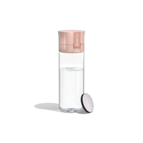 BRITA Wasserfilterflasche Model Vital in apricot BRITA Wasserfilterflasche Model Vital in apricot vor einem weißen Hintergrund.