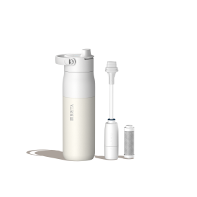 Eine BRITA LARQ iQ in Weiß mit LARQ Filterstraw und einem Filter.