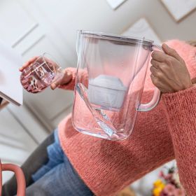 Wasser wird aus dem sandfarbenen Style Essential in ein Glas  eingeschenkt.